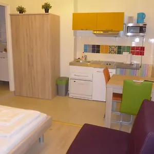 Amber Gardenview Downtown מלון דירות